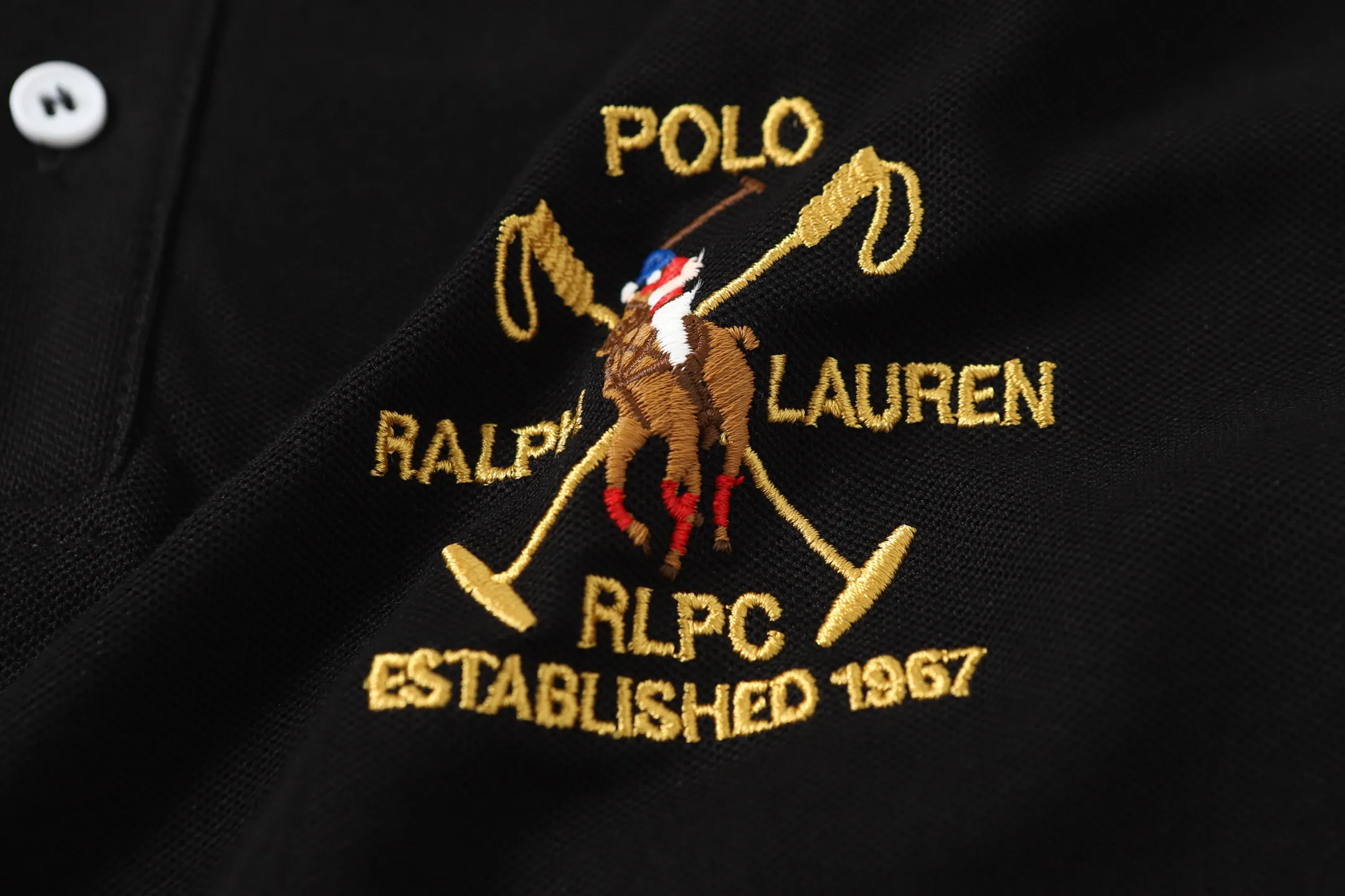 P156 Style number: A015 [Ralph Lauren classic letter logo embroidered Polo shirt] ✅250 grams of fine cotton pique fabric, custom-woven and dyed threads ✅Original stickers Scan the QR code to enter the official website ✅Large version, loose and stylish, can wear up to 210 pounds Color: black, white, navy, blue, sky blue, dark gray, floral gray Size: S-XL